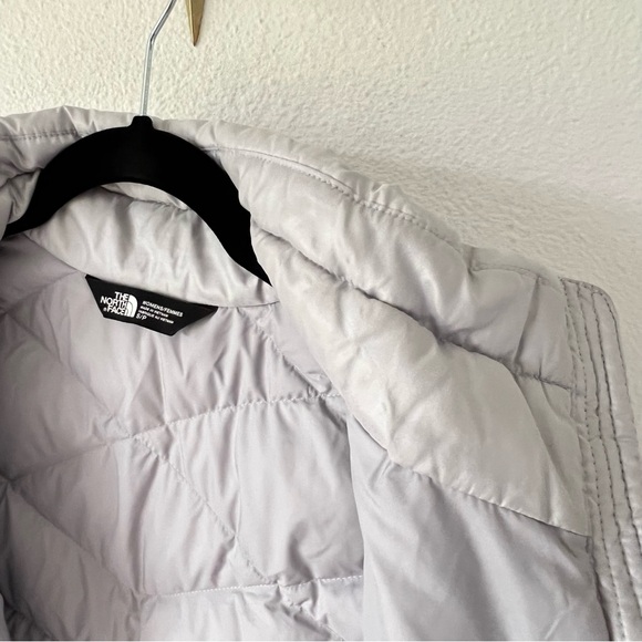 The North Face 550 Fill Women's Down Quilted Puffer Vest Light Gray Size Small - Picture 12 of 16